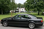 BMW 7er der Modellreihe E38 vor dem Forum in Wegberg