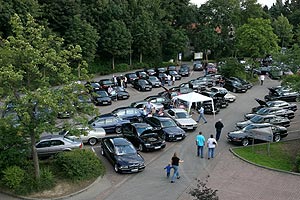 Blick auf einen Teil des Parkplatzes mit den geparkten 7er-BMWs am Forum Wegberg