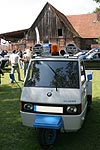 Mini-Transporter mit BMW-Emblem