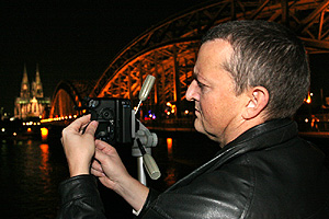 Andreas („angro”) beim Fotografieren des Kölner Doms und der Hohenzollernbrücke