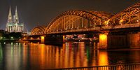Kölner Dom mit Hohenzollernbrücke bei Nacht