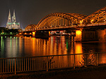 Kölner Dom mit Hohenzollernbrücke bei 30 mm Brennweite, erstellt aus 7 Einzelaufnahmen