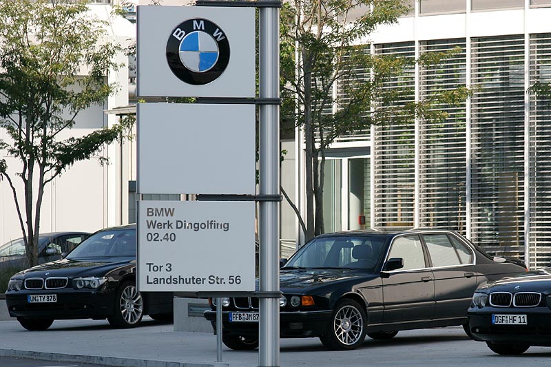 Foto direkt an der Einfahrt zum Werk Dingolfing Tor 3 wurden BMW 7er der Teilnehmer platziert 