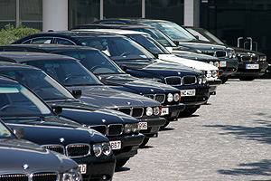 BMW 7er-Reihe am Besucherpavillon, hier drfen normalerweise nur die BMW-Chefs parken