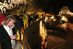 Susanne (vorne) in der Postojna Hhle in Slowenien, hier nach der Besichtigung