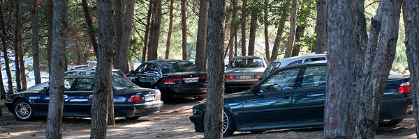 Parken der 7er-BMW im Wald bei Krk, nahe der Kste