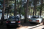 BMW 760 Li Individual (E66) neben BMW 735i (E23) im Wald von Krk