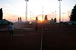 Tennisplatz neben dem Hotel Laguna Park bei Sonnenuntergang