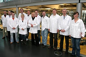 Im Produktionsbereich wurden die Teilnehmer mit weißen Kitteln ausgestattet