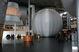 Weltkugel im Eingangsbereich der Gläsernen Manufaktur - eine Hommage an das erste weltweit gebaute Kugelhaus in Dresden im Jahr 1928