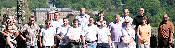 Stammtisch-Gruppenfoto vor dem Hintergrund des Bergparks Wilhelmshhe