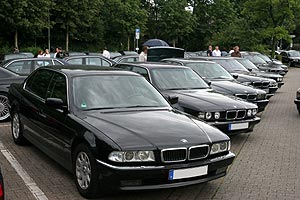 BMW 7er-Reihe auf dem Parkplatz am Forum Wegberg