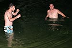 Morgens gegen 2 Uhr gingen Andreas und Max (BigBlock427) im Hotel-See schwimmen