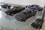 BMW Modellautos in einer Glasvitrine bei BMW Classic