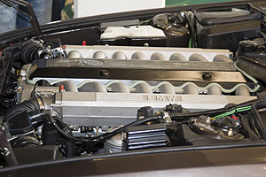 BMW V16-Motor als Studie in einem BMW 7er der Modellreihe E32