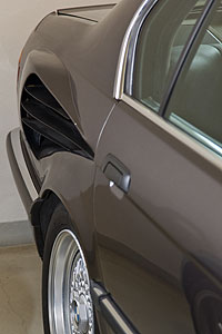 BMW 7er mit V16-Motor, aus Platzgründen wurde die Kühlung hinten angebracht