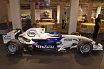 BMW Sauber.F1 Rennwagen, ein Vergleich zu seinen Vorgängern zeigt, dass heute nicht nur auf Motorleistung, sondern auch auf Aerodynamik Wert gelegt wird