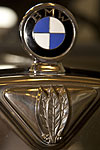 Dixi 3/15 mit BMW-Emblem, darunter das Zeichen für das Werk Eisenach