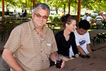 Paul (Pavlos) mit Frau und Kind auf dem Gelände der Maximilians Brauwiesen 