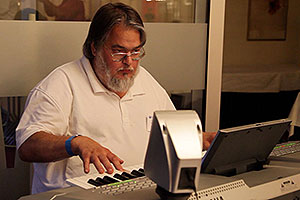 Ulrich (McBahnrecher) begleitete das Abendprogramm mit Musik vom Keyboard
