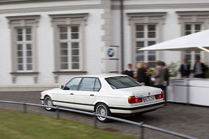 Bye, bye! Gewinnspiel-Sieger Mick verlässt das Anwesen mit seinem BMW 740iL (E32)
