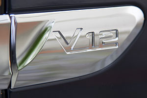 V12-Schild am BMW 760Li (F02)