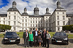 Gruppenbild der 7-forum.com Gewinner vor dem Schloss Bensberg