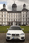BMW X6 vor dem Schloss Bensberg