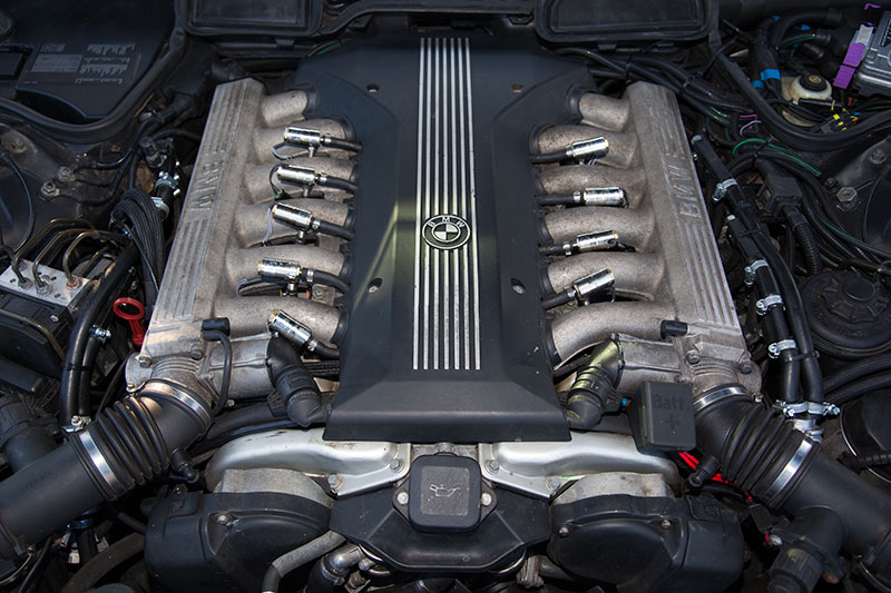 Двигатель бмв 750. BMW e38 750 мотор. BMW e38 5.4 v12. BMW 750 e38 двигатель. БМВ е38 750 v12.