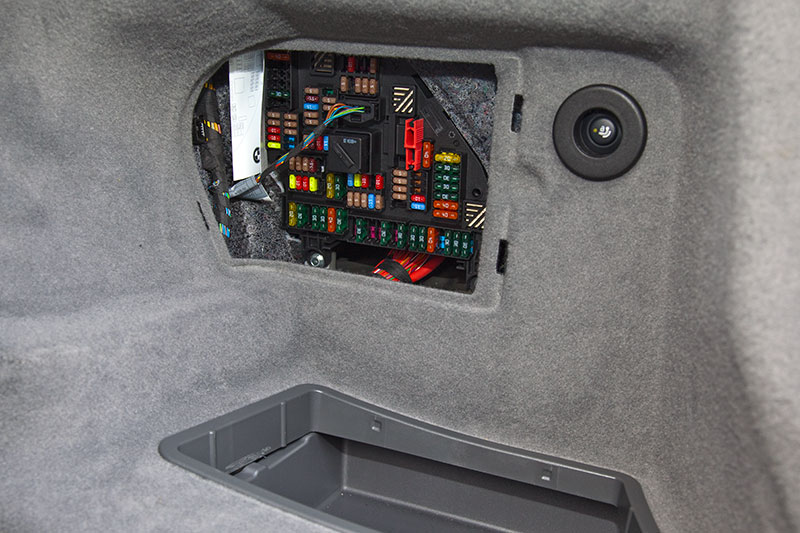 Foto: Sicherungskaten, Taste für die elektrisch ausfahrbare  Anhängerkupplung und Ablagefach im BMW 750Li (F02) (vergrößert)
