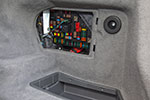 Sicherungskaten, Taste für die elektrisch ausfahrbare Anhängerkupplung und Ablagefach im BMW 750Li (F02) 