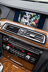 Mittelkonsole vorne mit großem LC-Display im BMW 750Li (F02) 