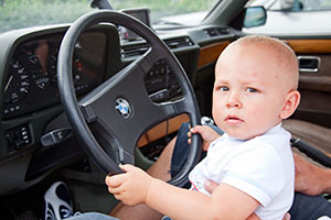 Dominik, Sohn von MIcha ('bmwe23') am Steuer des BMW E23 seines Vaters