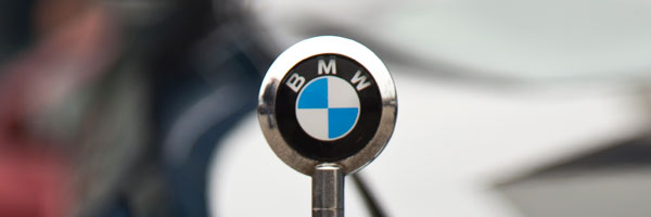 Standartenträger an einem BMW 750 Li (E38)