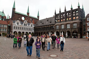 Am Sonntag nach dem Jahrestreffen gab es eine Tour durch Lübeck und anschließend eine Ausfahrt nach Travemünde. Hier der Marktplatz Lübeck.
