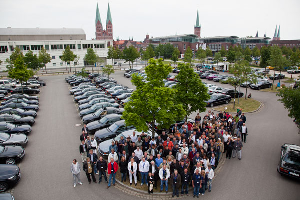 Gruppenfoto auf dem 7er-Parkplatz in Lübeck