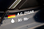 Sicher ist sicher: Name und Blutgruppe des Fahrers am BMW 730i (E38) von Alain ('Alien') 