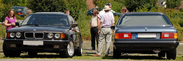 Die 7er-BMWs der Stammtisch-Organisatoren Renate ('Renate') und Matthias ('Telekom-iker'): ein BMW 750i (E32, rechts) und einen BMW 745i (E23)