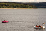Wasser-Tretboote in Form eines Autos und eines Schwans auf dem Möhnesee