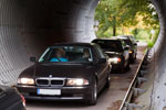 BMW 7er-Reihe unter einer Unterführung