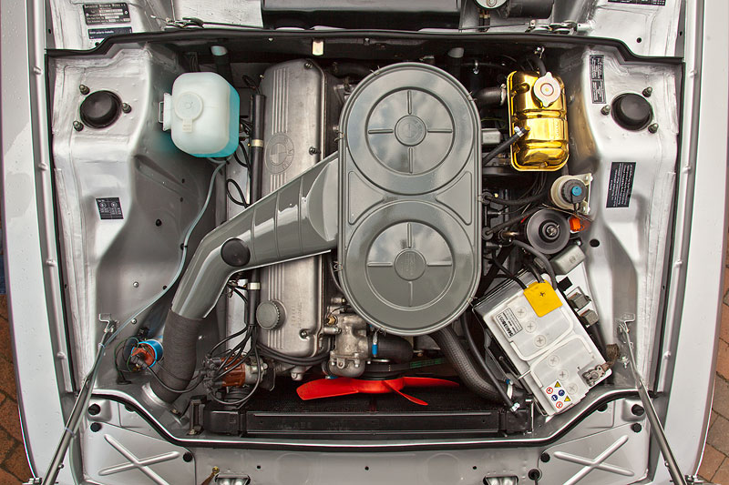 Foto BMW 3 0 CSL E9 Motorraum 3 Liter 6 Zylinder Motor vergr ert foto-bmw-3-0-csl-e9-motorraum-3-liter-6-zylinder-motor-vergr-ert