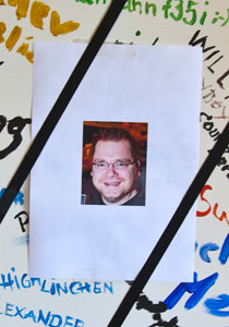 Stammtischplakat, anlässlich des Todes des 7-forum.com Mitgliedes "alander" mit Bild und Schleife versehen