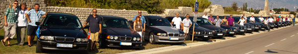 Gruppenfoto mit Dalibor und den Sternfahrern inkl. Autos in Nin