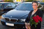 Martina mit ihren sieben roten Rosen vor der 'Black Pearl', dem BMW 750i Individual (E65 LCI)