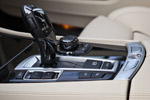 iDrive Controller und Schalthebel aus Keramik auf der Mittelkonsole des BMW 760Li Individual