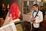 das Brautpaar nach dem Aussteigen aus dem Hochzeitsauto