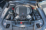 der Alpina V8 Motor mit 507 PS ist ggü. dem BMW Serien-V8-Motor N63 u. a. mit neuen Turboladern und neuen Kolben ausgestattet