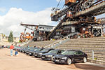 die Teilnehmer parkten ihre BMWs in der Ferropolis Arena vor dem 125 m langen Gemini Absetzer