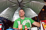 Dennis ('Kader') bekam einen grossen Regenschirm als Wichtelgeschenk