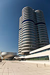 BMW Konzernzentrale 'Vierzylinder' und Museum links